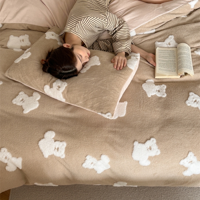 91家纺网 家纺一手货源 找家纺 棉眠 2023新款冬日熊提花牛奶绒系列四件套 冬日熊-咖