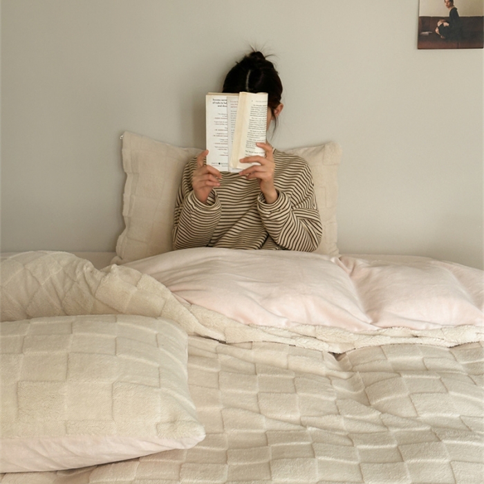 91家纺网 家纺一手货源 找家纺 棉眠 2023新款冬日熊提花牛奶绒系列四件套 奶油棋盘格