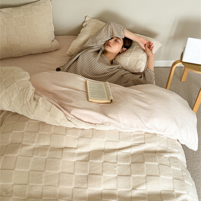 91家纺网 家纺一手货源 找家纺 棉眠 2023新款冬日熊提花牛奶绒系列四件套 奶油棋盘格