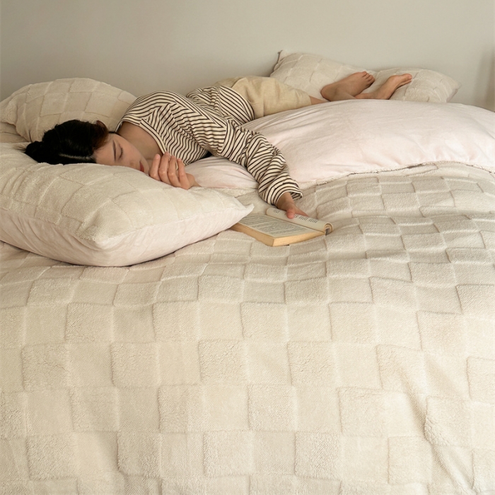 91家纺网 家纺一手货源 找家纺 棉眠 2023新款冬日熊提花牛奶绒系列四件套 奶油棋盘格