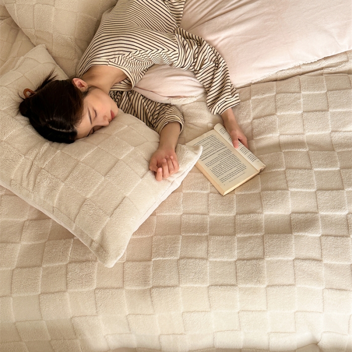 91家纺网 家纺一手货源 找家纺 棉眠 2023新款冬日熊提花牛奶绒系列四件套 奶油棋盘格