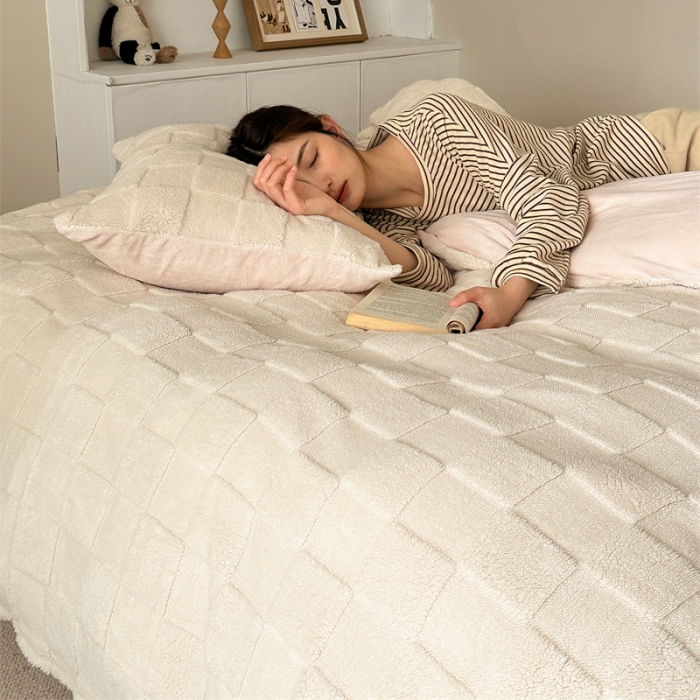 91家纺网 家纺一手货源 找家纺 棉眠 2023新款冬日熊提花牛奶绒系列四件套 奶油棋盘格