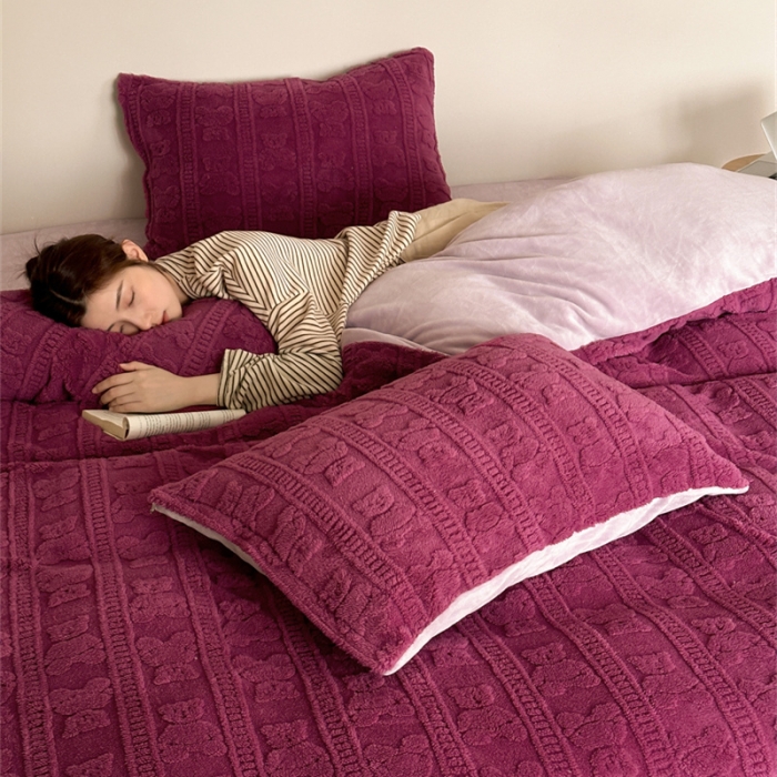 91家纺网 家纺一手货源 找家纺 棉眠 2023新款冬日熊提花牛奶绒系列四件套 树莓熊