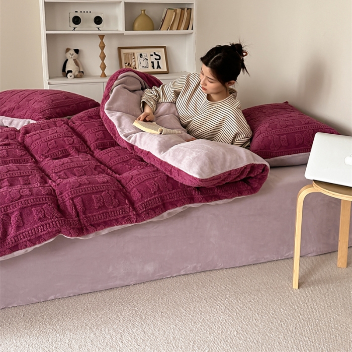 91家纺网 家纺一手货源 找家纺 棉眠 2023新款冬日熊提花牛奶绒系列四件套 树莓熊