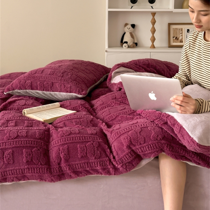 91家纺网 家纺一手货源 找家纺 棉眠 2023新款冬日熊提花牛奶绒系列四件套 树莓熊