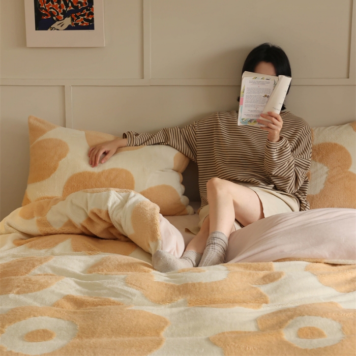 91家纺网 家纺一手货源 找家纺 棉眠 2023新款牛奶绒向阳系列四件套 向阳-米黄