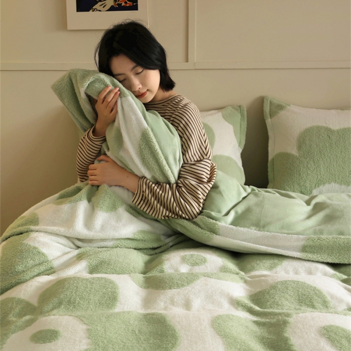 91家纺网 家纺一手货源 找家纺 棉眠 2023新款牛奶绒向阳系列四件套 向阳-杏仁饼绿