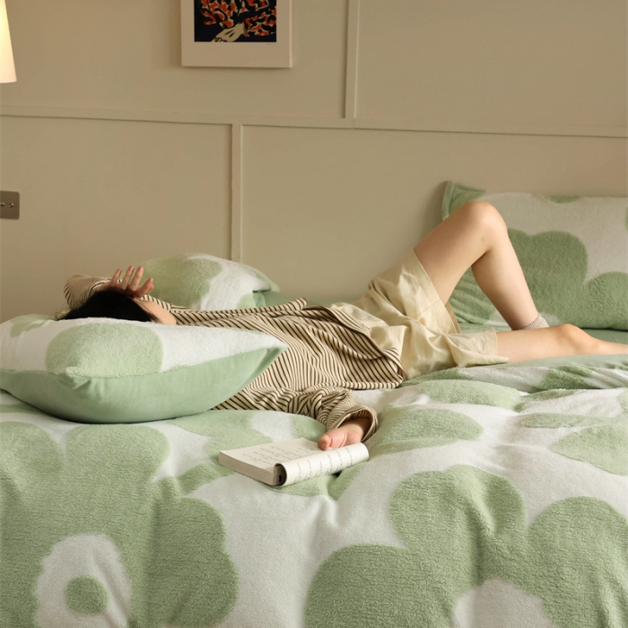 91家纺网 家纺一手货源 找家纺 棉眠 2023新款牛奶绒向阳系列四件套 向阳-杏仁饼绿