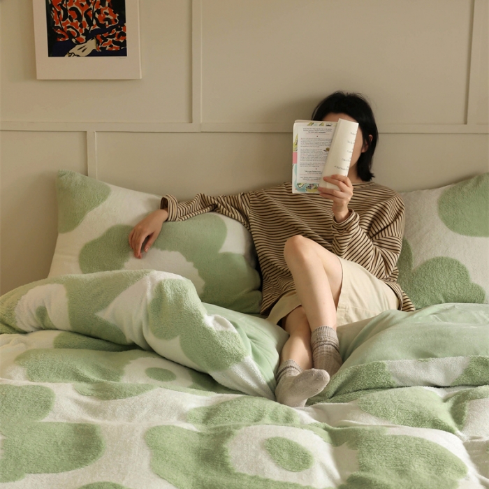 91家纺网 家纺一手货源 找家纺 棉眠 2023新款牛奶绒向阳系列四件套 向阳-杏仁饼绿