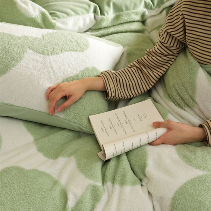 91家纺网 家纺一手货源 找家纺 棉眠 2023新款牛奶绒向阳系列四件套 向阳-杏仁饼绿