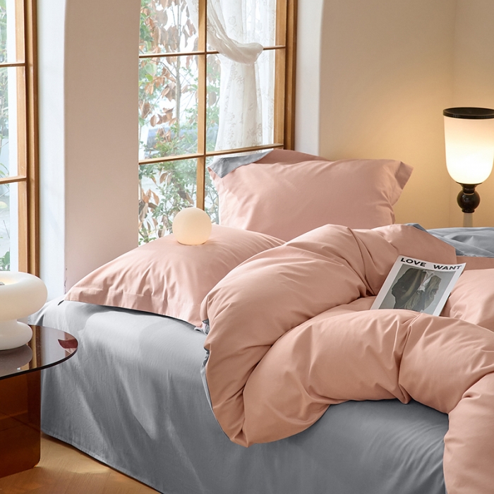 91家纺网 家纺一手货源 找家纺 秀色2025高端50支加厚陶瓷磨毛全棉四件套奶油风瑞妮桃红+松灰