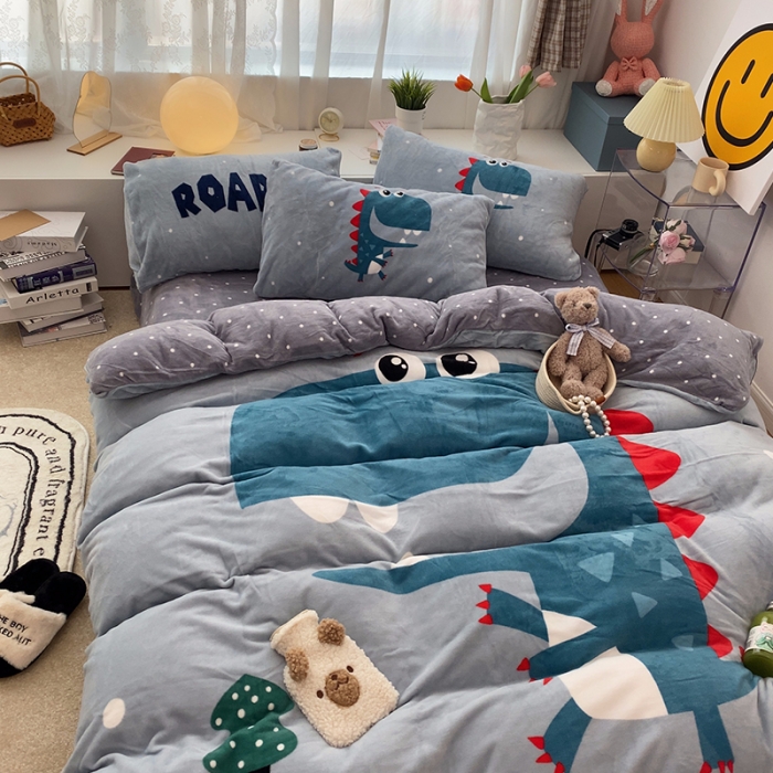 91家纺网 家纺一手货源 找家纺 三朵 2023新款三丽鸥牛奶绒数码印花大版系列四件套 大嘴恐龙