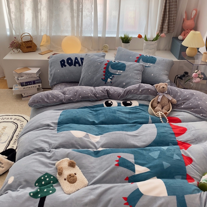 91家纺网 家纺一手货源 找家纺 三朵 2023新款三丽鸥牛奶绒数码印花大版系列四件套 大嘴恐龙