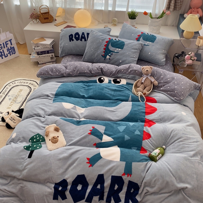 91家纺网 家纺一手货源 找家纺 三朵 2023新款三丽鸥牛奶绒数码印花大版系列四件套 大嘴恐龙