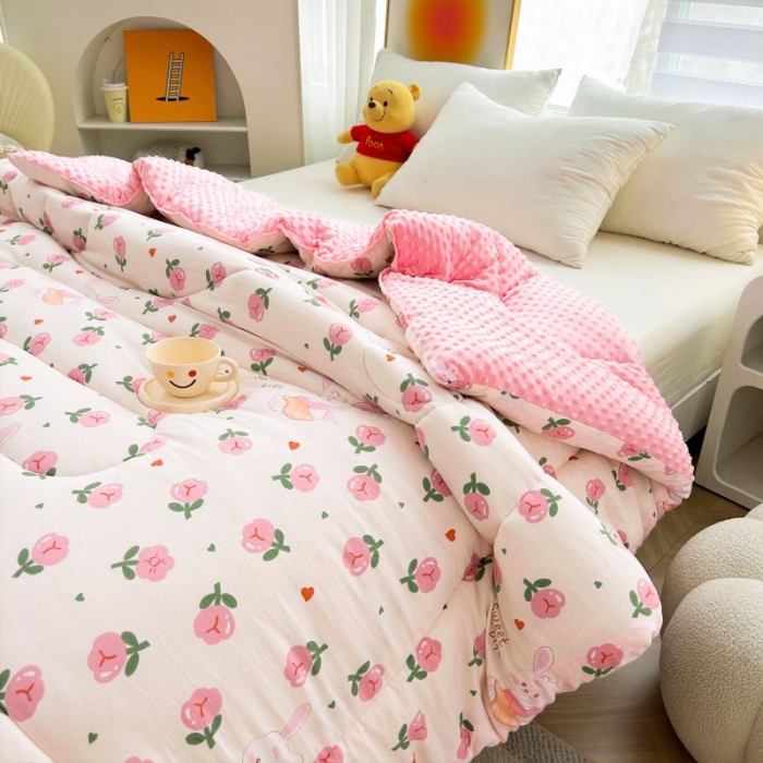 91家纺网 家纺一手货源 找家纺 中国龙家纺 2023新款A类水洗棉豆豆绒加厚冬被 曼塔玫瑰