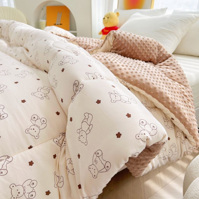 91家纺网 家纺一手货源 找家纺 中国龙家纺 2023新款A类水洗棉豆豆绒加厚冬被 小熊院长