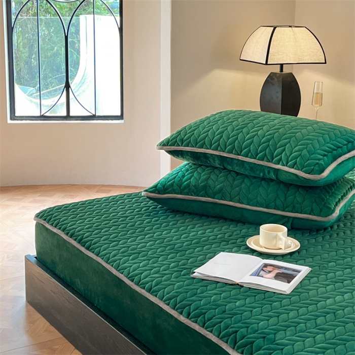 91家纺网 家纺一手货源 找家纺 欧邦 新款轻奢牛奶绒刺绣夹棉床笠三件套 翡翠绿