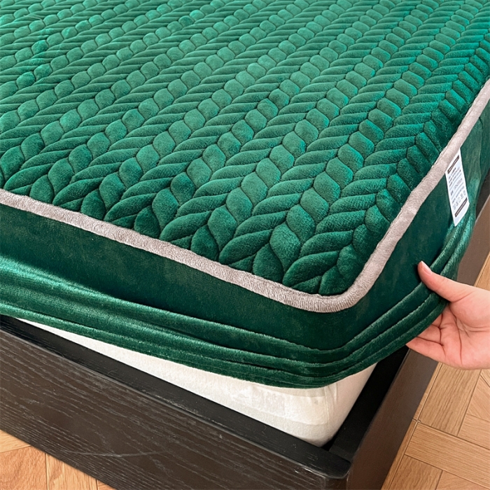 91家纺网 家纺一手货源 找家纺 欧邦 新款轻奢牛奶绒刺绣夹棉床笠三件套 翡翠绿