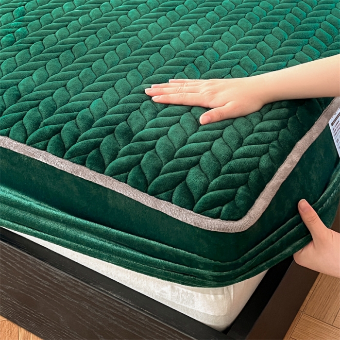 91家纺网 家纺一手货源 找家纺 欧邦 新款轻奢牛奶绒刺绣夹棉床笠三件套 翡翠绿