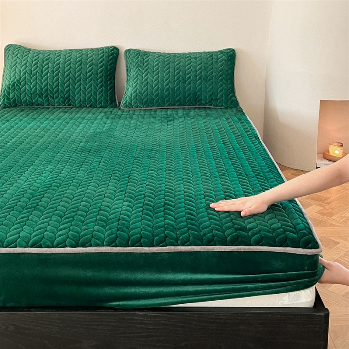 91家纺网 家纺一手货源 找家纺 欧邦 新款轻奢牛奶绒刺绣夹棉床笠三件套 翡翠绿