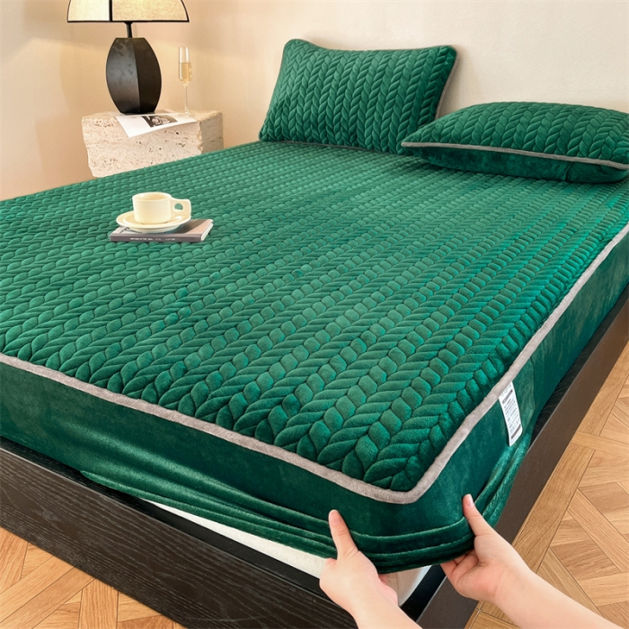 91家纺网 家纺一手货源 找家纺 欧邦 新款轻奢牛奶绒刺绣夹棉床笠三件套 翡翠绿