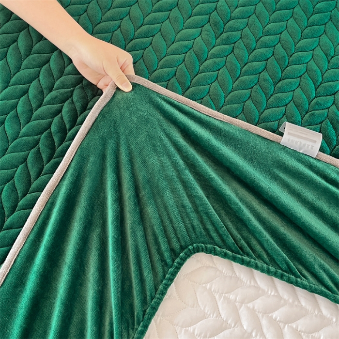 91家纺网 家纺一手货源 找家纺 欧邦 新款轻奢牛奶绒刺绣夹棉床笠三件套 翡翠绿