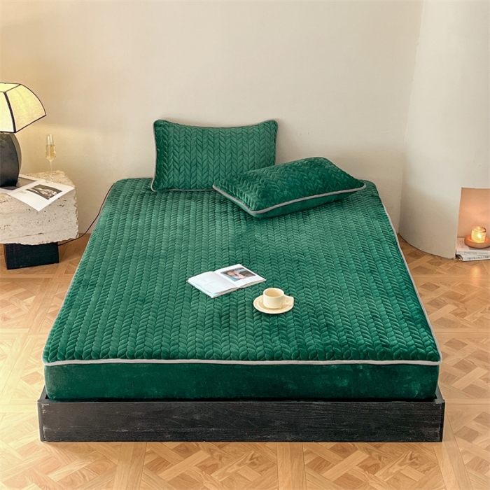 91家纺网 家纺一手货源 找家纺 欧邦 新款轻奢牛奶绒刺绣夹棉床笠三件套 翡翠绿