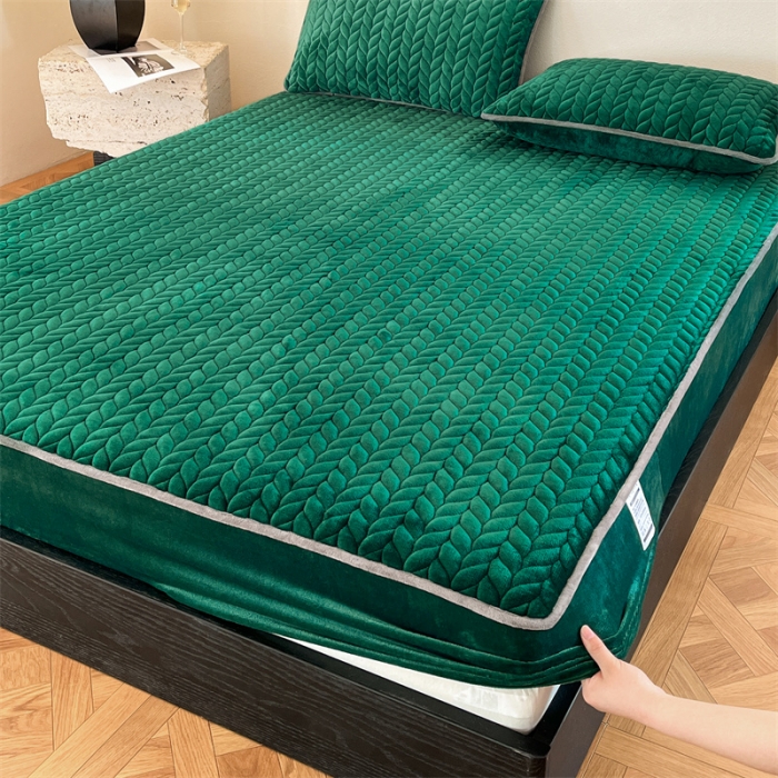 91家纺网 家纺一手货源 找家纺 欧邦 新款轻奢牛奶绒刺绣夹棉床笠三件套 翡翠绿