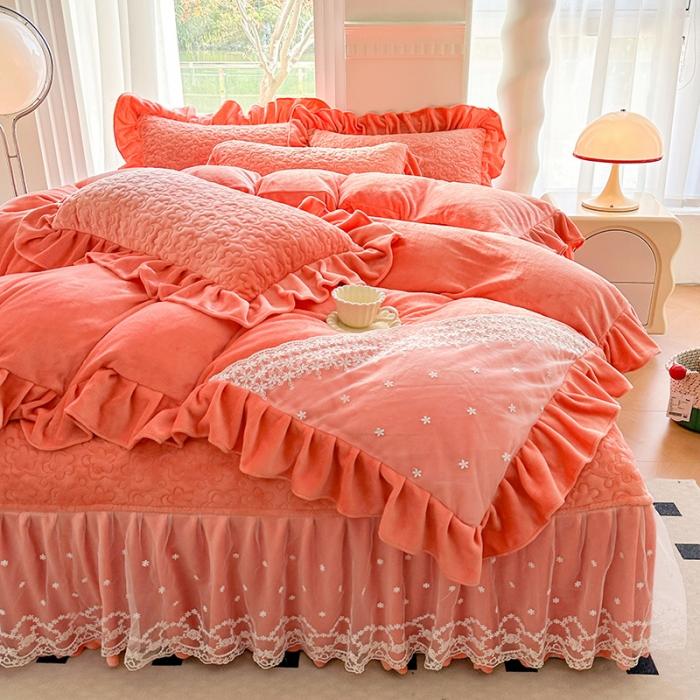 91家纺网 家纺一手货源 找家纺 苏米娜12斤230g全消光牛奶绒夹棉床盖四件套兔兔绒绒蕾丝床裙款四件套