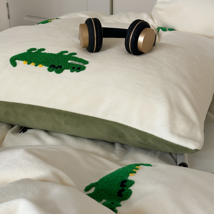 91家纺网 家纺一手货源 找家纺 时年家纺 2023新款高克重牛奶绒立体毛巾绣四件套 充值会员优惠5元 鳄鱼君