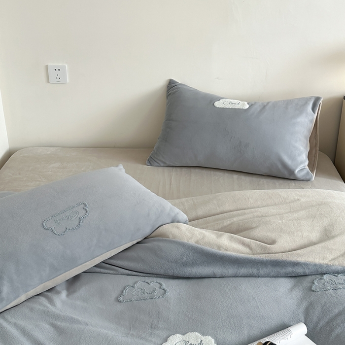 91家纺网 家纺一手货源 找家纺 时年家纺 2023新款高克重牛奶绒立体毛巾绣四件套 充值会员优惠5元 云朵-灰