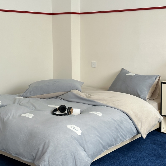 91家纺网 家纺一手货源 找家纺 时年家纺 2023新款高克重牛奶绒立体毛巾绣四件套 充值会员优惠5元 云朵-灰