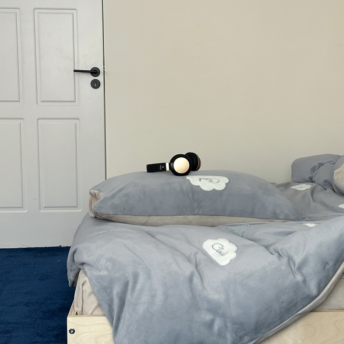 91家纺网 家纺一手货源 找家纺 时年家纺 2023新款高克重牛奶绒立体毛巾绣四件套 充值会员优惠5元 云朵-灰