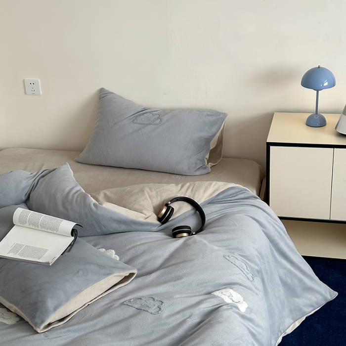 91家纺网 家纺一手货源 找家纺 时年家纺 2023新款高克重牛奶绒立体毛巾绣四件套 充值会员优惠5元 云朵-灰