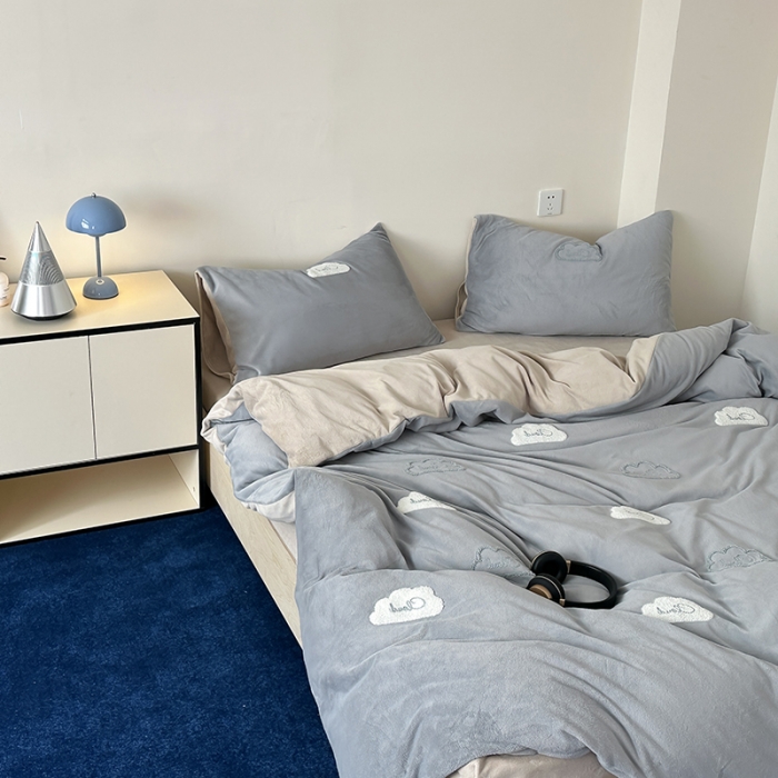 91家纺网 家纺一手货源 找家纺 时年家纺 2023新款高克重牛奶绒立体毛巾绣四件套 充值会员优惠5元 云朵-灰