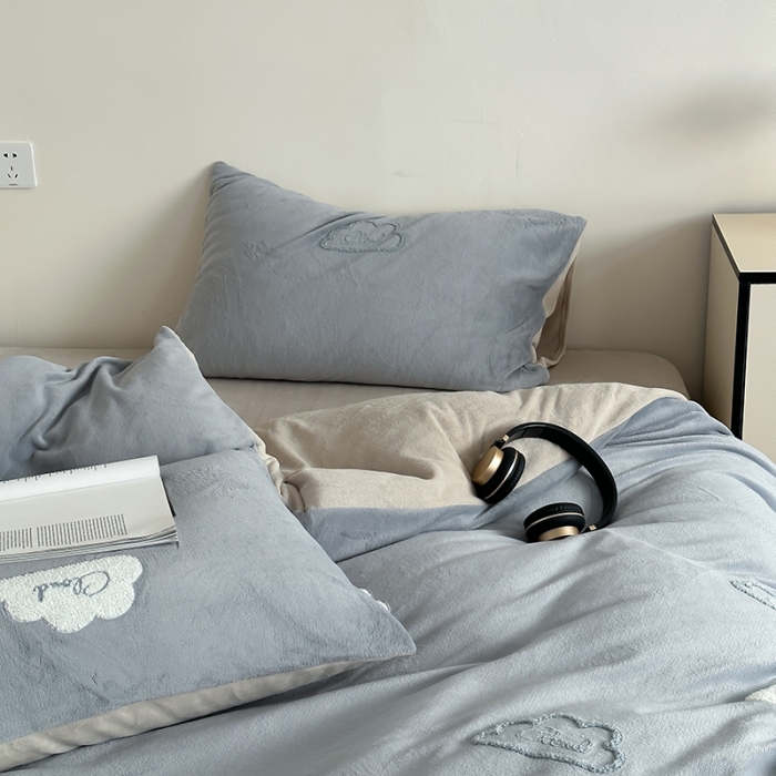 91家纺网 家纺一手货源 找家纺 时年家纺 2023新款高克重牛奶绒立体毛巾绣四件套 充值会员优惠5元 云朵-灰