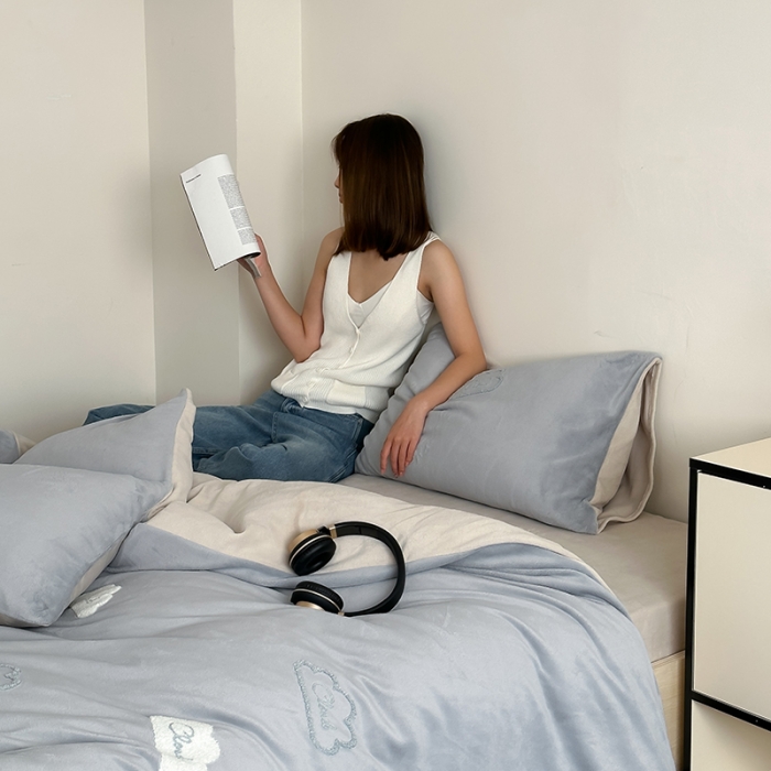 91家纺网 家纺一手货源 找家纺 时年家纺 2023新款高克重牛奶绒立体毛巾绣四件套 充值会员优惠5元 云朵-灰