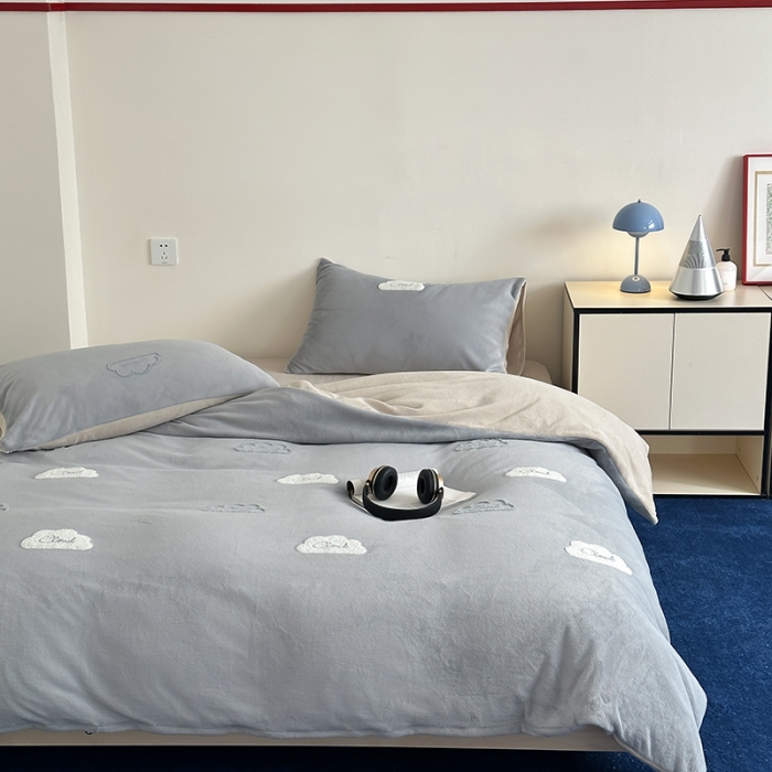 91家纺网 家纺一手货源 找家纺 时年家纺 2023新款高克重牛奶绒立体毛巾绣四件套 充值会员优惠5元 云朵-灰