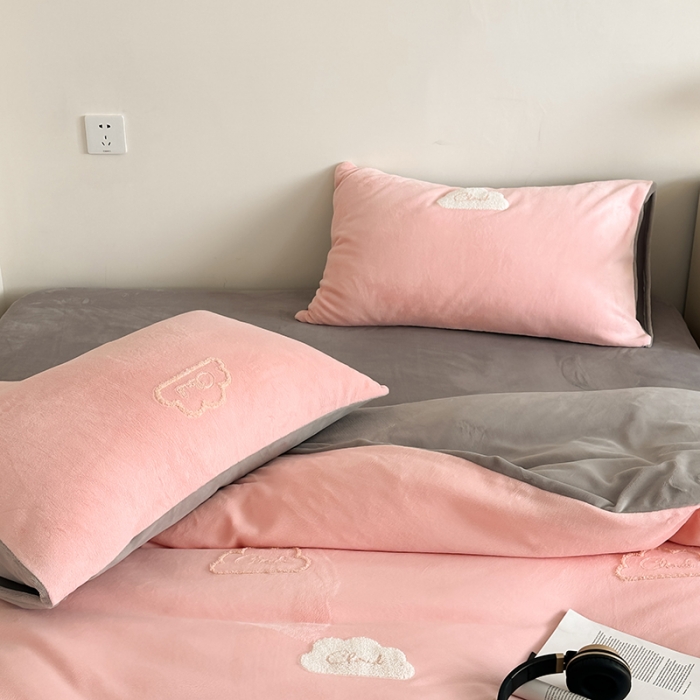 91家纺网 家纺一手货源 找家纺 时年家纺 2023新款高克重牛奶绒立体毛巾绣四件套 充值会员优惠5元 云朵-粉