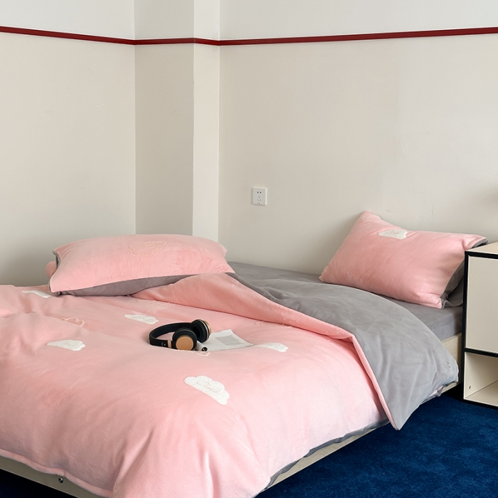 91家纺网 家纺一手货源 找家纺 时年家纺 2023新款高克重牛奶绒立体毛巾绣四件套 充值会员优惠5元 云朵-粉