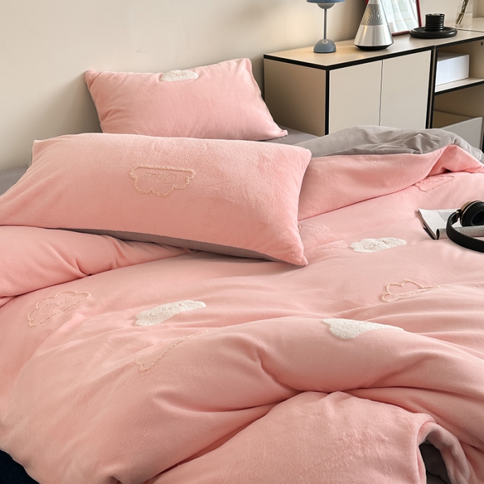 91家纺网 家纺一手货源 找家纺 时年家纺 2023新款高克重牛奶绒立体毛巾绣四件套 充值会员优惠5元 云朵-粉