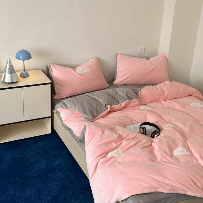 91家纺网 家纺一手货源 找家纺 时年家纺 2023新款高克重牛奶绒立体毛巾绣四件套 充值会员优惠5元 云朵-粉