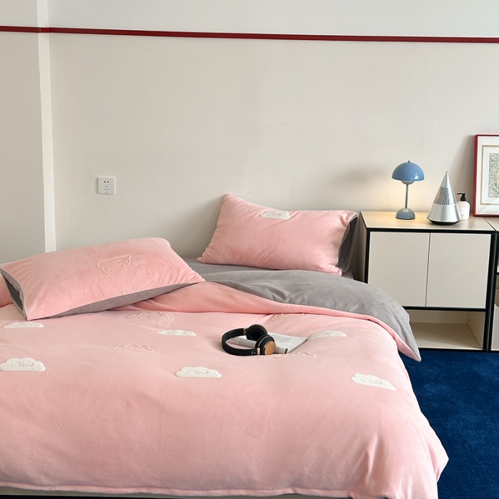 91家纺网 家纺一手货源 找家纺 时年家纺 2023新款高克重牛奶绒立体毛巾绣四件套 充值会员优惠5元 云朵-粉