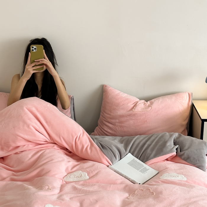 91家纺网 家纺一手货源 找家纺 时年家纺 2023新款高克重牛奶绒立体毛巾绣四件套 充值会员优惠5元 云朵-粉