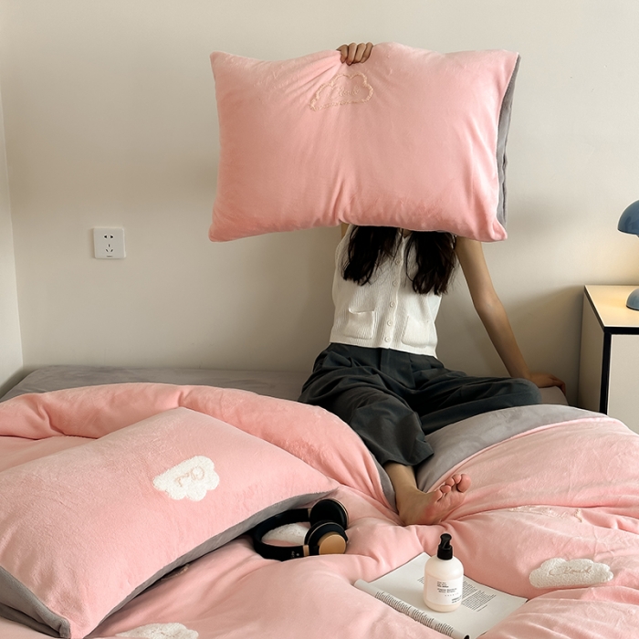 91家纺网 家纺一手货源 找家纺 时年家纺 2023新款高克重牛奶绒立体毛巾绣四件套 充值会员优惠5元 云朵-粉