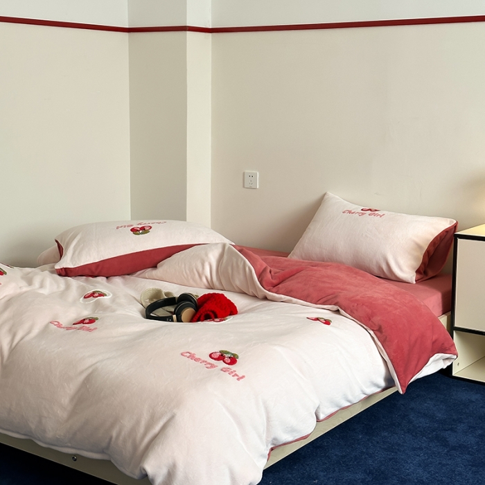 91家纺网 家纺一手货源 找家纺 时年家纺 2023新款高克重牛奶绒立体毛巾绣四件套 充值会员优惠5元 樱桃