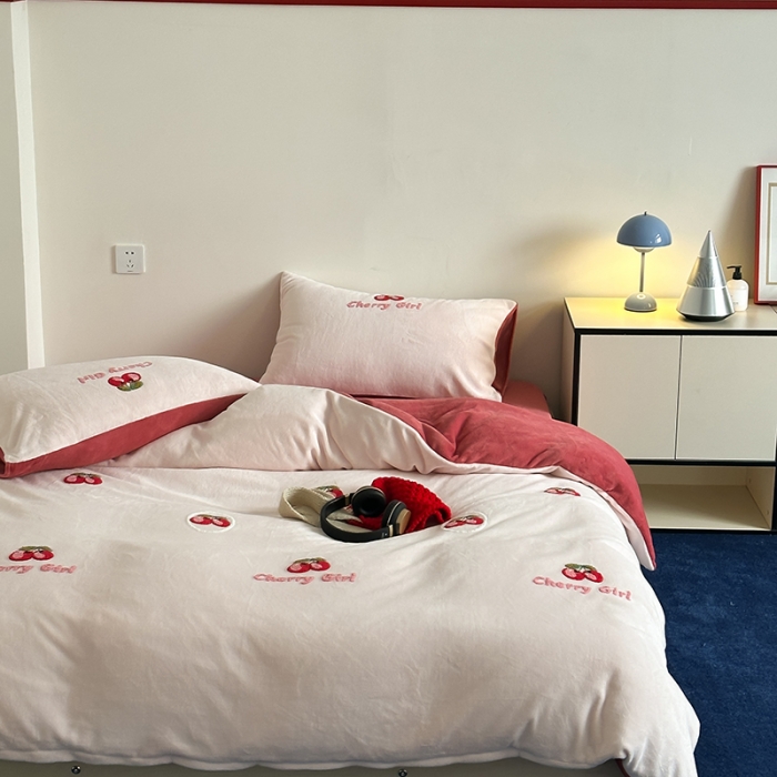 91家纺网 家纺一手货源 找家纺 时年家纺 2023新款高克重牛奶绒立体毛巾绣四件套 充值会员优惠5元 樱桃