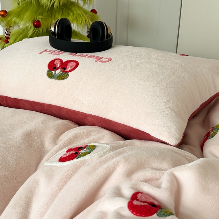 91家纺网 家纺一手货源 找家纺 时年家纺 2023新款高克重牛奶绒立体毛巾绣四件套 充值会员优惠5元 樱桃