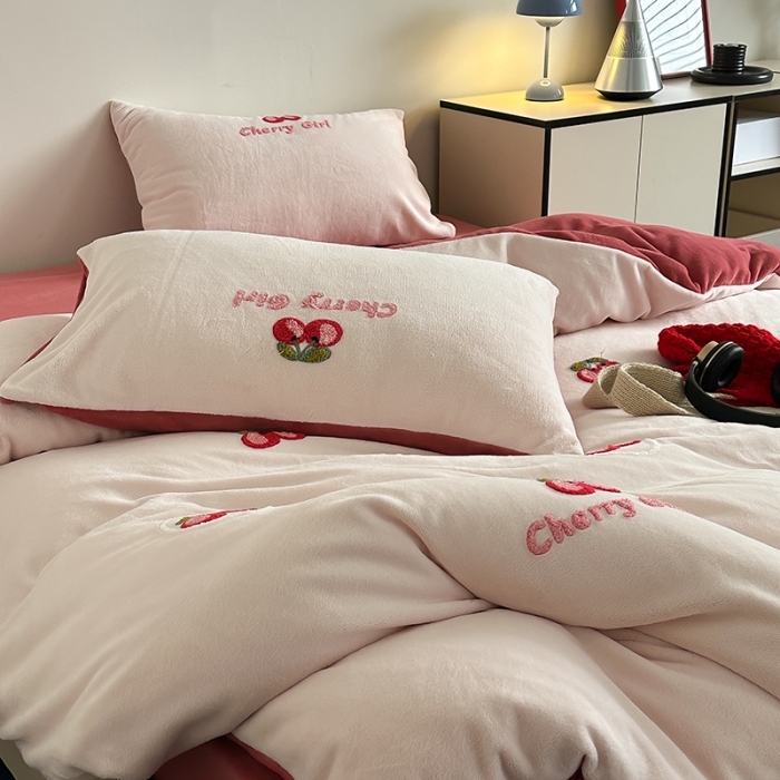 91家纺网 家纺一手货源 找家纺 时年家纺 2023新款高克重牛奶绒立体毛巾绣四件套 充值会员优惠5元 樱桃