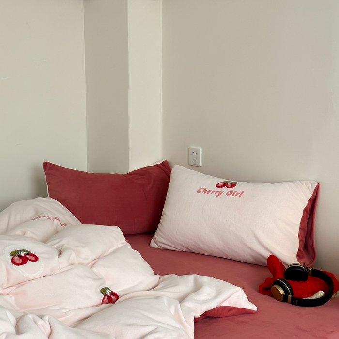 91家纺网 家纺一手货源 找家纺 时年家纺 2023新款高克重牛奶绒立体毛巾绣四件套 充值会员优惠5元 樱桃